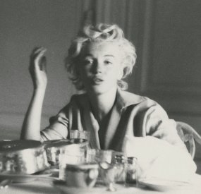 Marilyn-Monroe-in-the-morning-with-no-makeup-cloes-up-photo-Milton-Greene.jpg